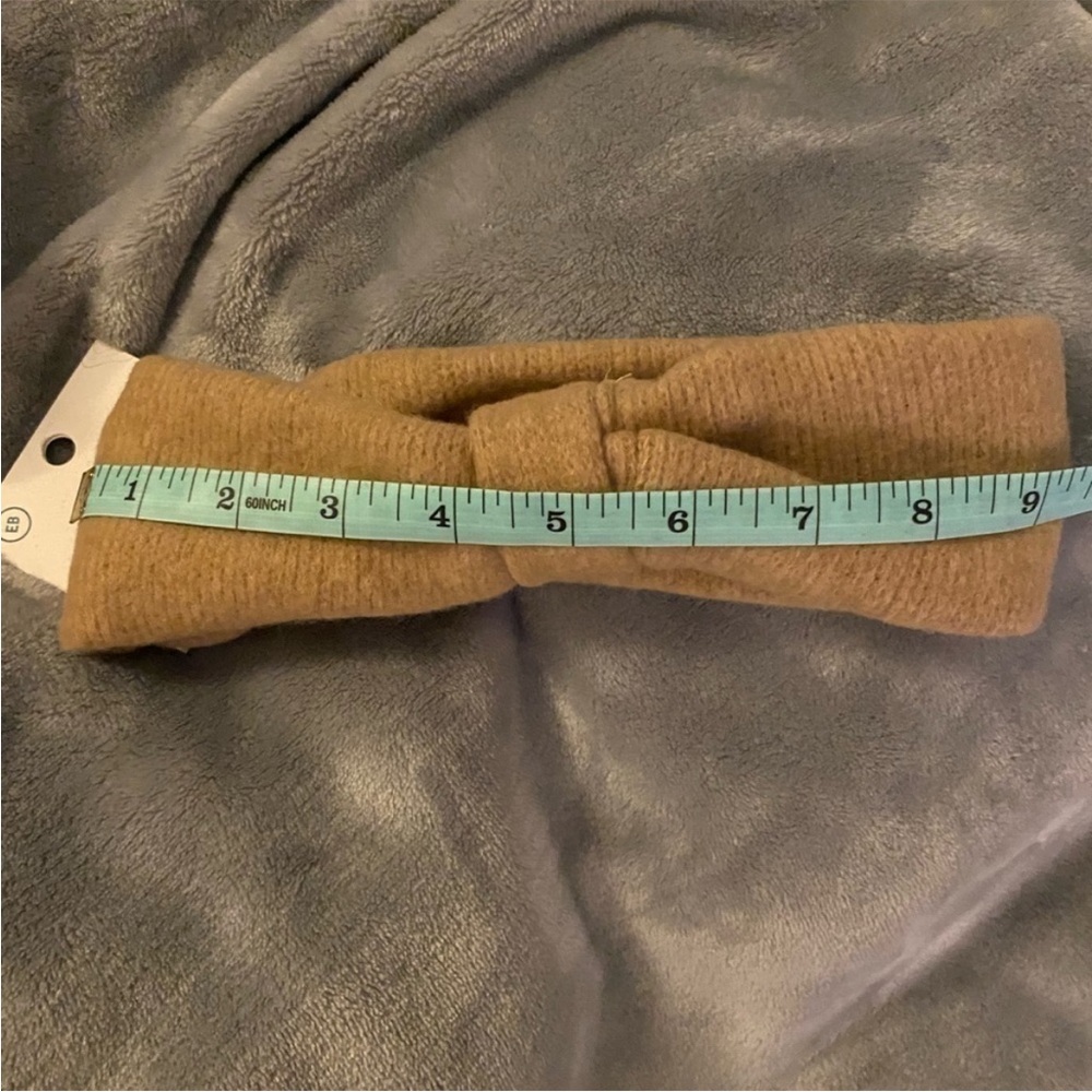 𝅺3 make up bags 1 Bare minerals and 2 old navy bags and one Earthbound head band - Picture 9 of 11